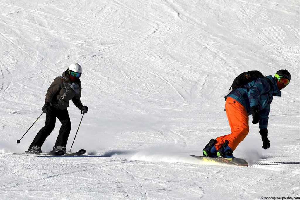 Skifahrer und Snowboarder bei der Abfahrt