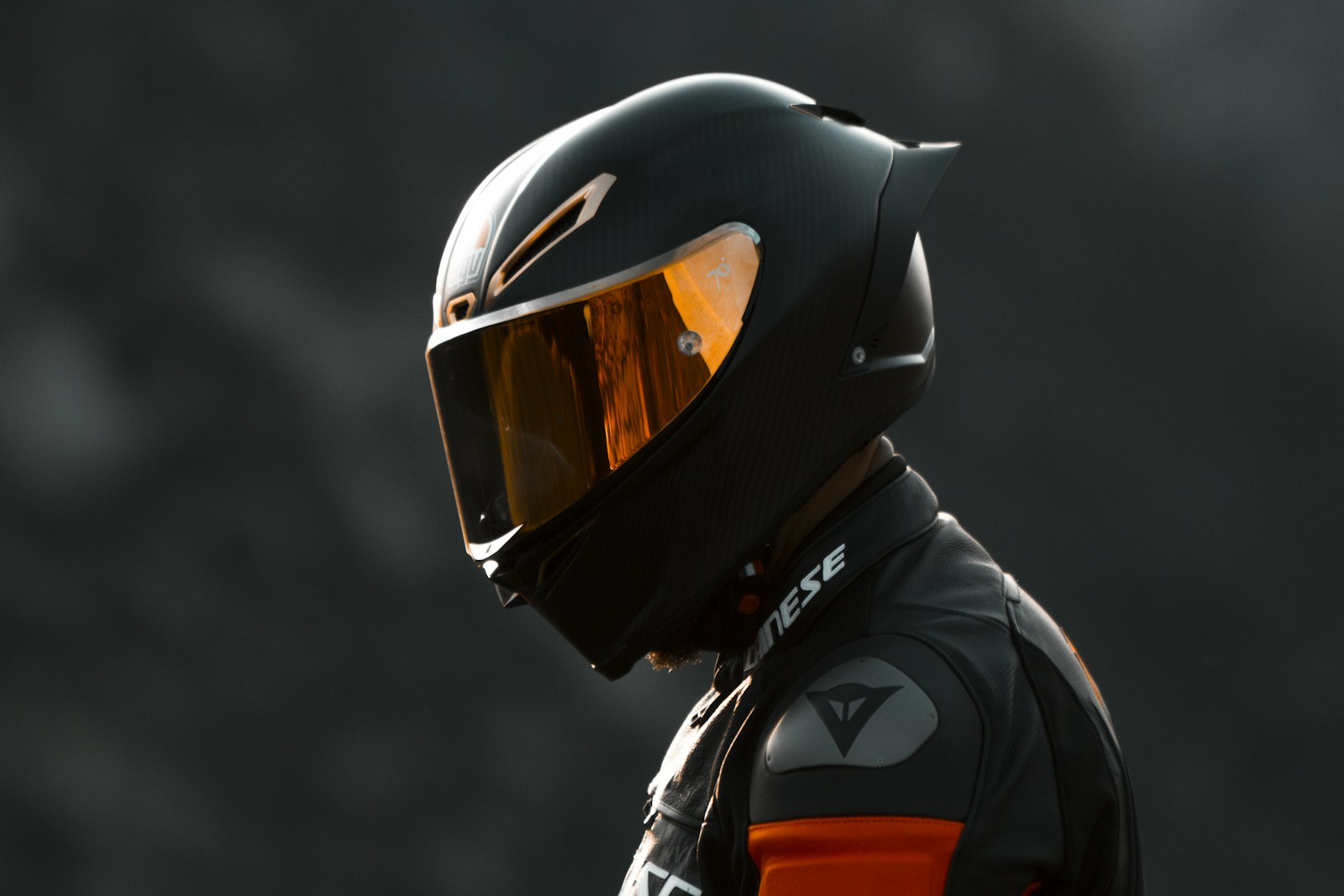 Motorradhelm auf einem Motorrad — ECE 22.06 Helmnorm